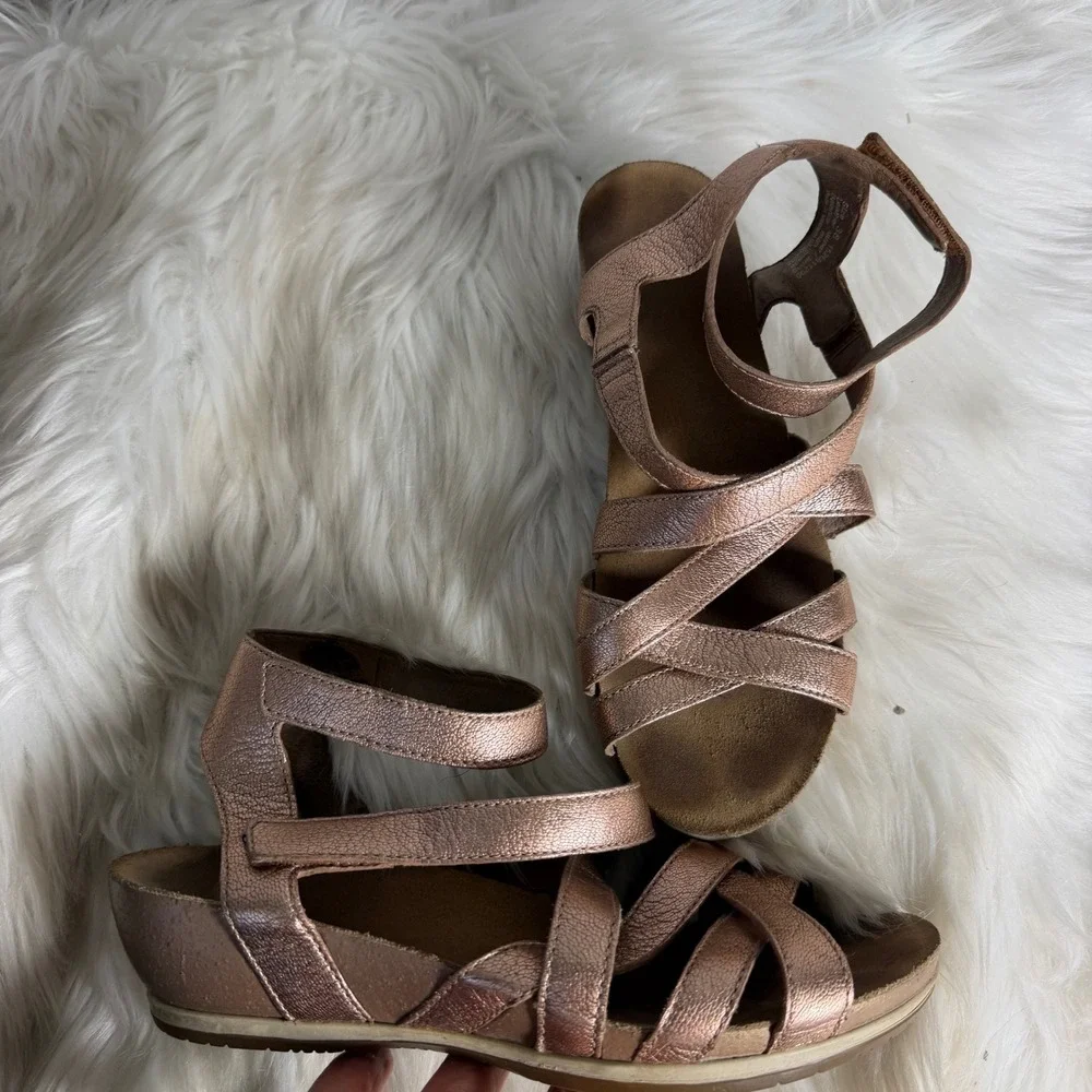Dansko Deandra Rose Gold Metallic Leather Strappy Wedge Sandals Womens 38‎